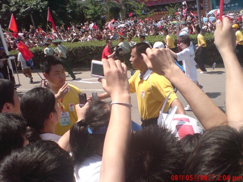 yp街机集团员工喜迎奥运圣火